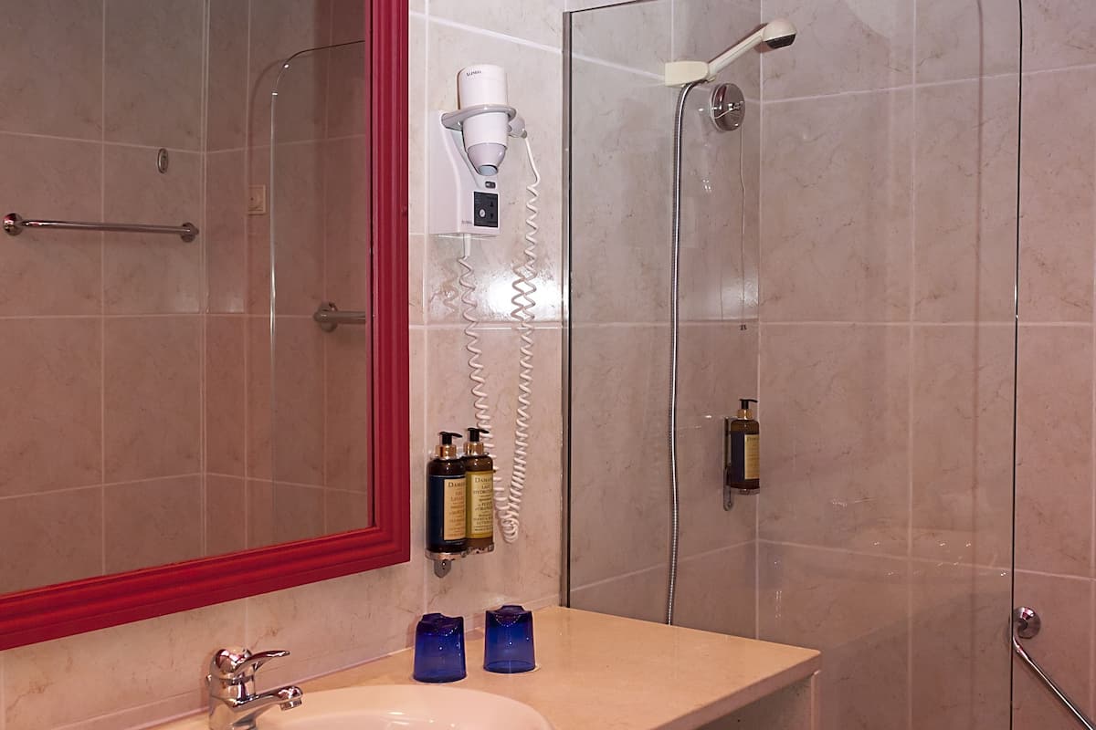 deep-soaking bathtub, hair dryer, bidet, towels