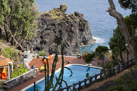Outdoor pool, pool loungers. Aldeia da Fonte Hotel