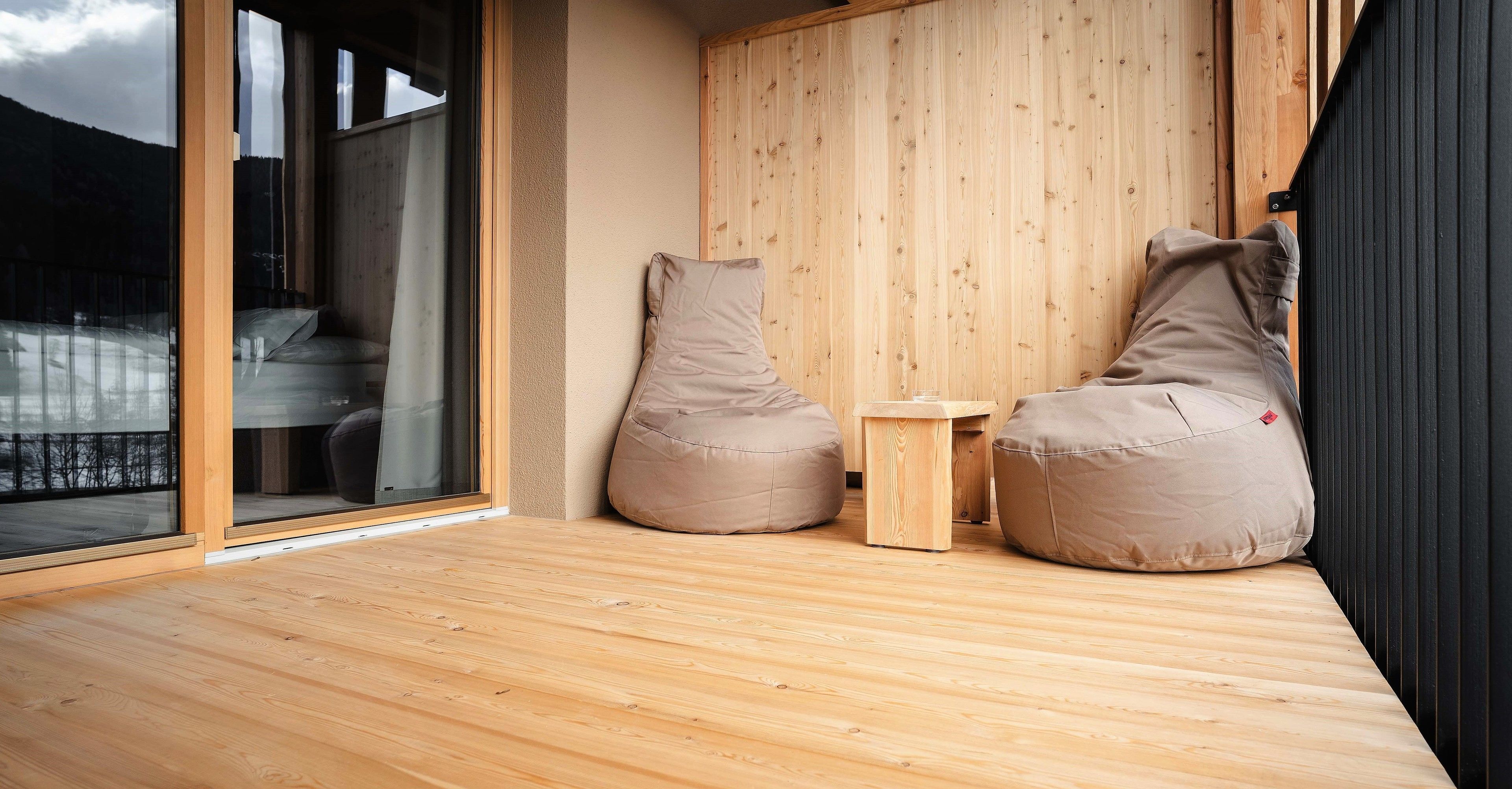 deluxe suite, 1 king bed | frette italian sheets, down duvets, pillow-top beds, in-room safe