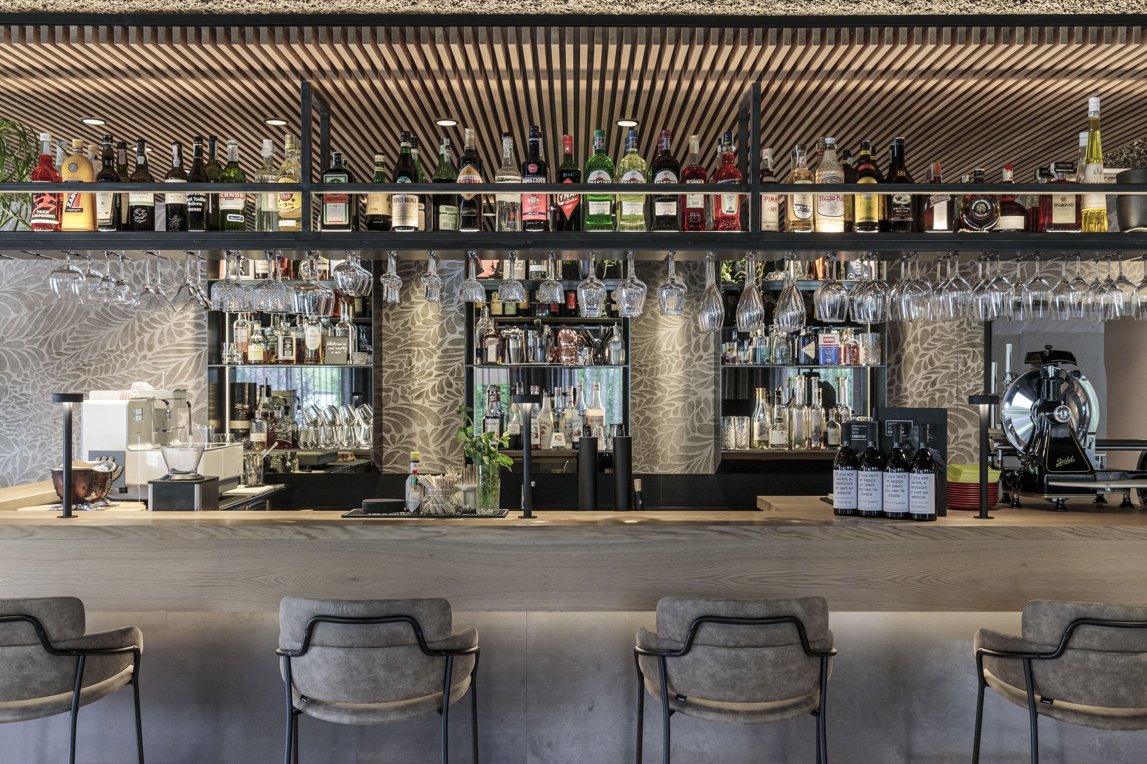 朝食、ランチ、ディナーに営業 (郷土料理)