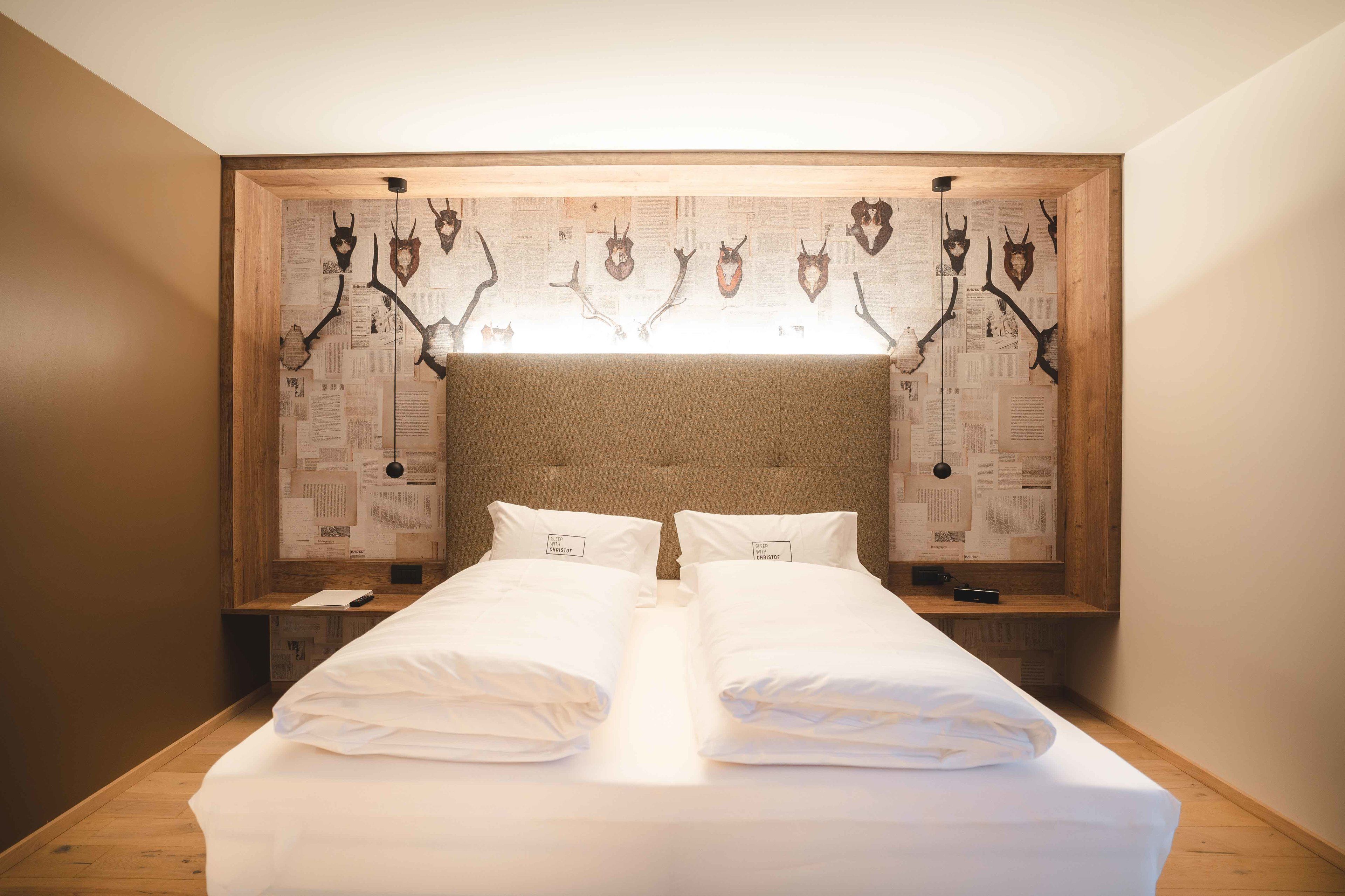 deluxe suite, 1 king bed | frette italian sheets, down duvets, pillow-top beds, in-room safe