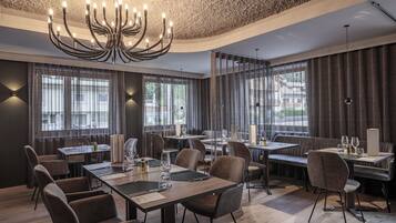 Breakfast, lunch, dinner served; local cuisine