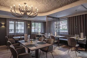 Frokost, lunsj og middag serveres, lokale retter 