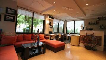2 bares/lounges