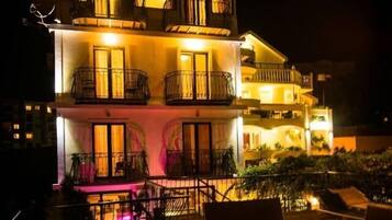 Fachada da propriedade à noite