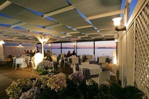 Breakfast, lunch, dinner served; seafood, beach views  - Sunset Beach (Misiliscemi)