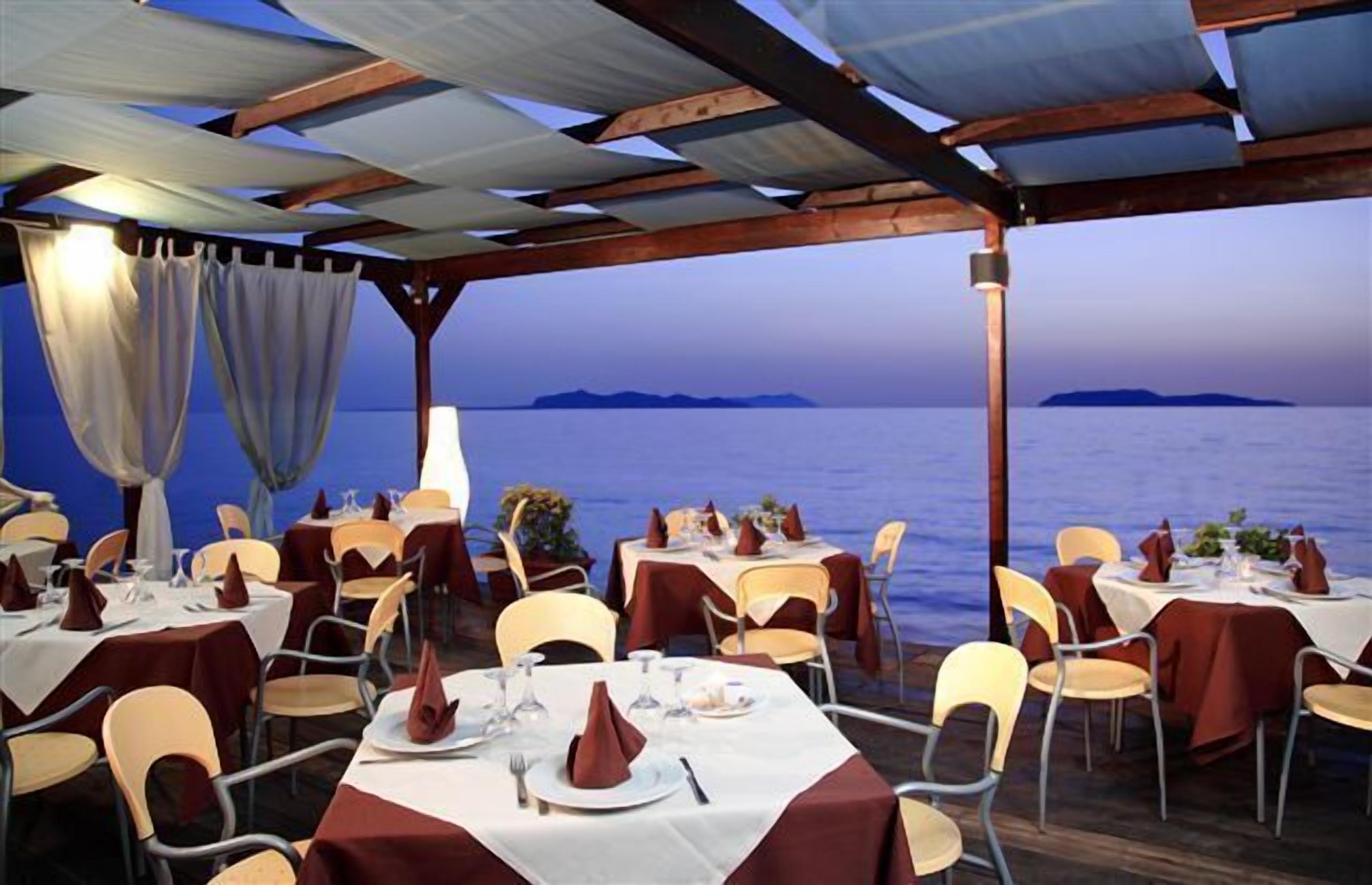 Breakfast, lunch, dinner served; seafood, beach views 