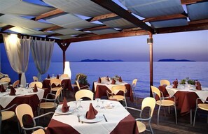 Breakfast, lunch, dinner served; seafood, beach views  - Sunset Beach (Misiliscemi)