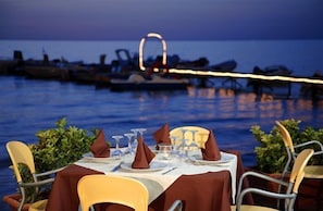 Frühstück, Mittagessen, Fisch und Meeresfrüchte, Blick auf den Strand