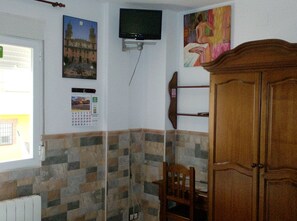 Memory-foam beds, individually decorated, individually furnished, desk - Alojamiento Turístico Los Poetas (Baeza)