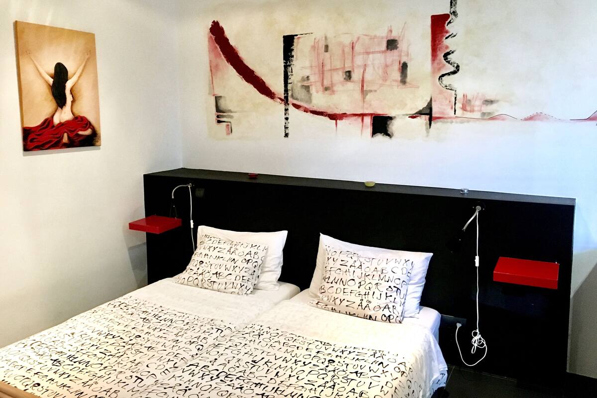 Habitación con 2 camas individuales, vistas al mar | Sistema de insonorización, tabla de planchar con plancha, wifi gratis