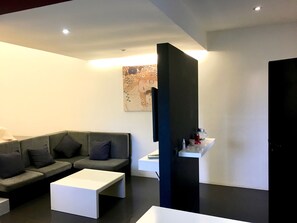 Superior Studio, Ocean View | Living area | Flat-screen TV - Sea Breeze Studios (Machico)