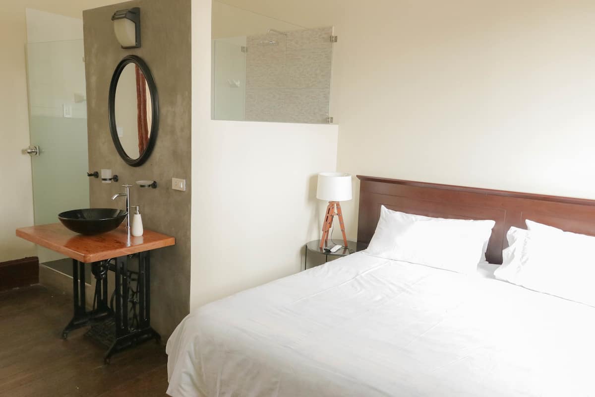 Quarto casal luxo, 1 cama King, banheiro privativo