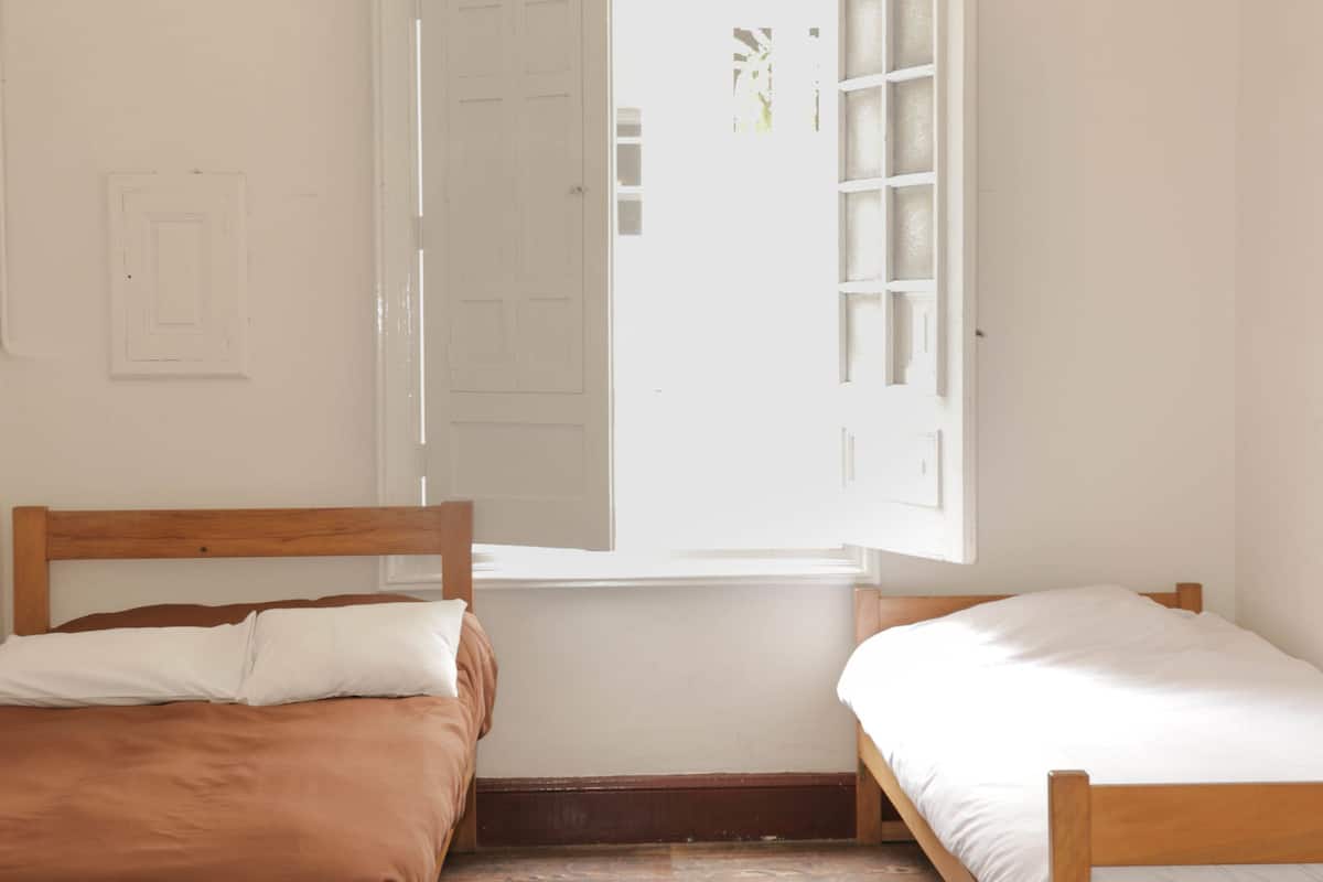 Quarto duplo, banheiro compartilhado