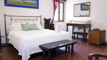 Traditional Room, 1 Queen Bed | 1 bedroom, premium bedding, down duvets, individually decorated