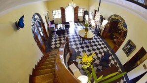 A grand lobby with a checkered floor, a staircase, and a chandelier. - Hotel Don Alfonso (Pereira)