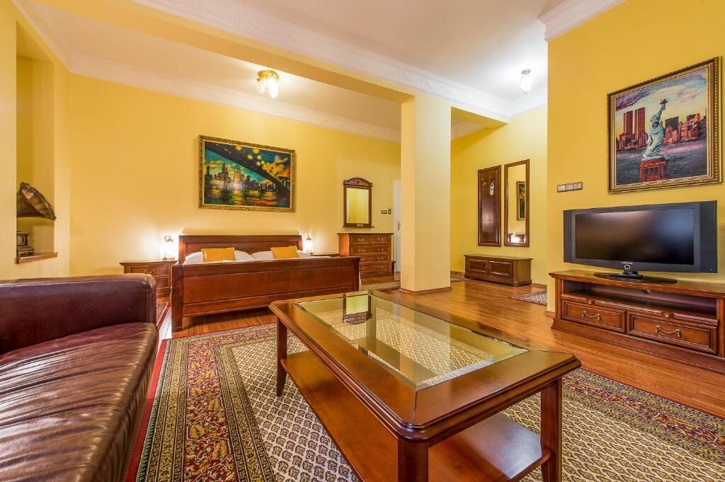 Junior Suite | Minibar, in-room safe, desk, iron/ironing board