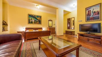 Suite junior | Minibar, caja de seguridad en la habitación y escritorio