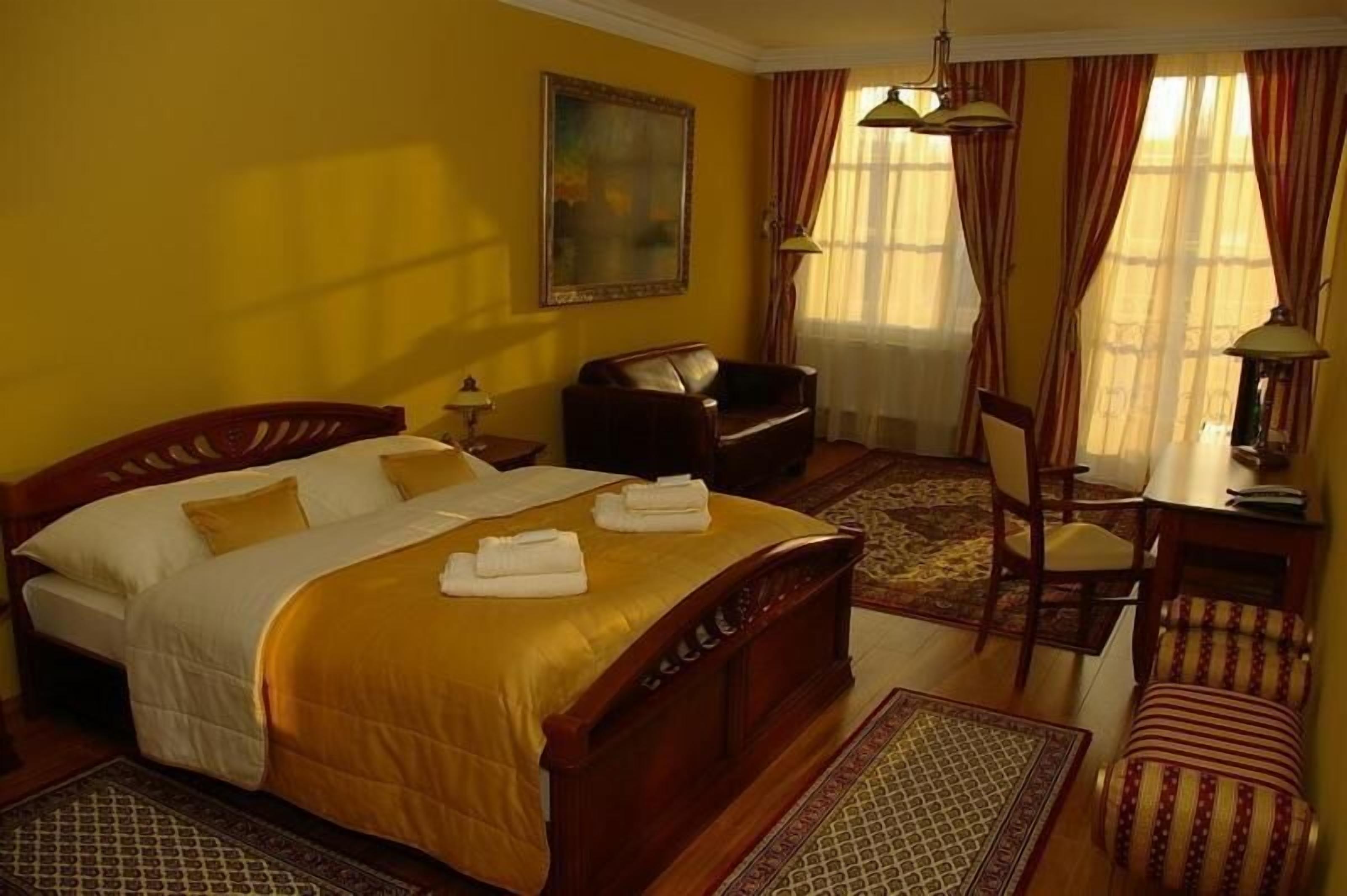 standard double room | minibar, in-room safe, desk, iron/ironing board