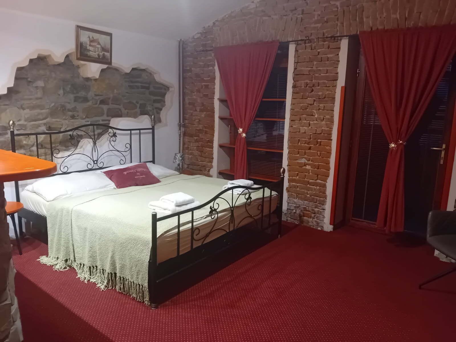 Minibar, caja de seguridad en la habitación y escritorio 