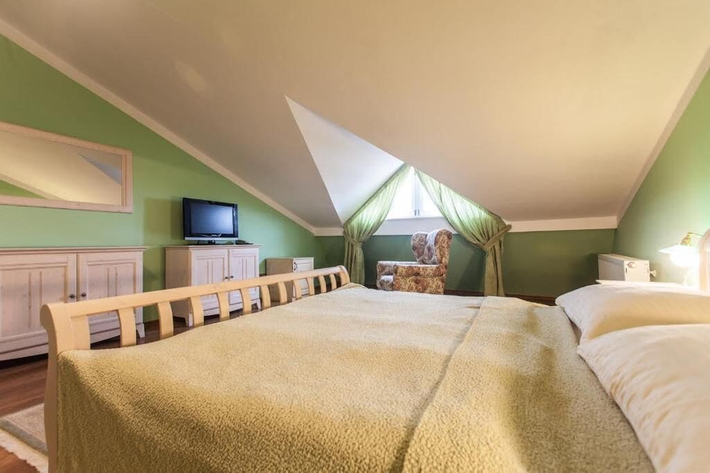 economy double room | minibar, in-room safe, desk, iron/ironing board