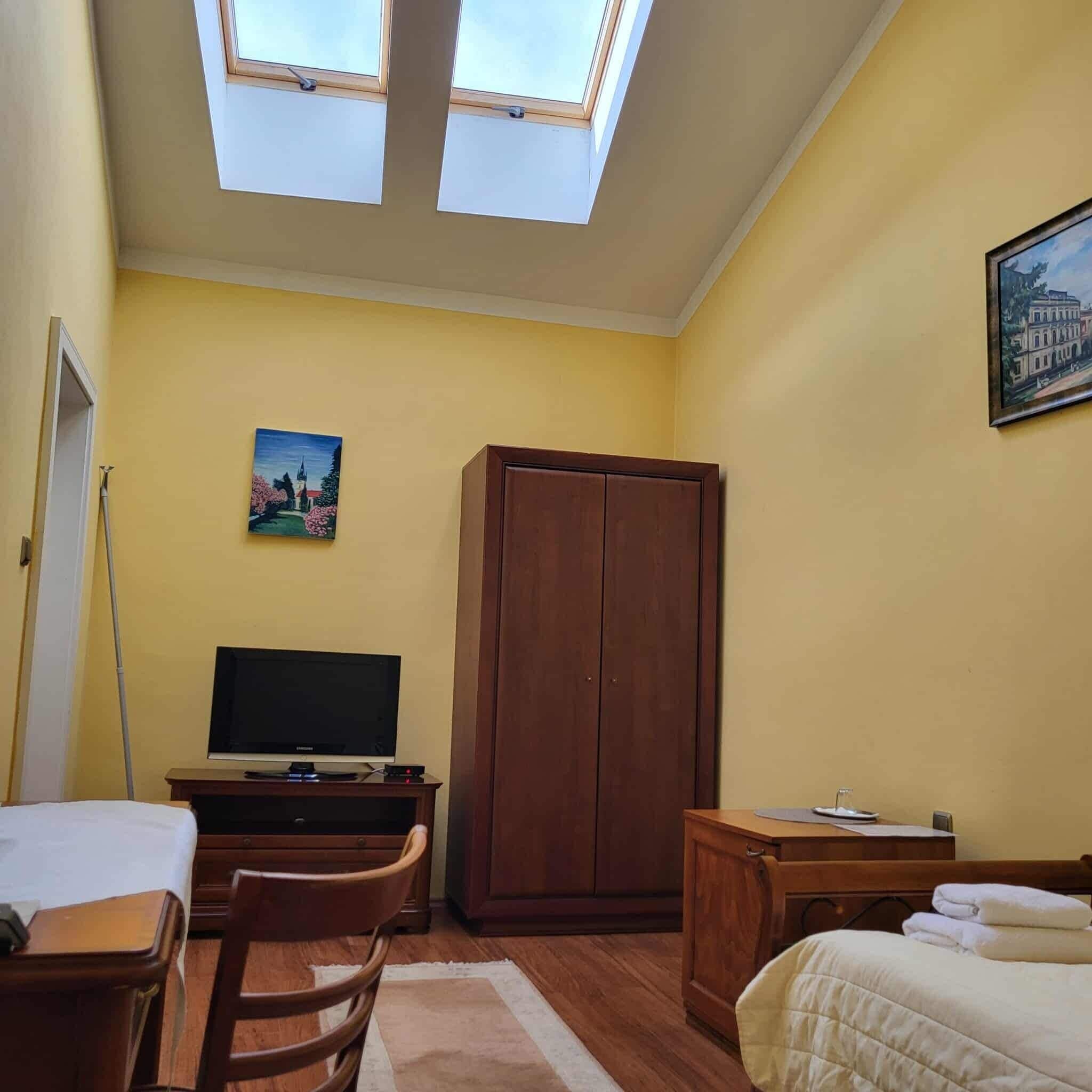 Minibar, caja de seguridad en la habitación y escritorio 