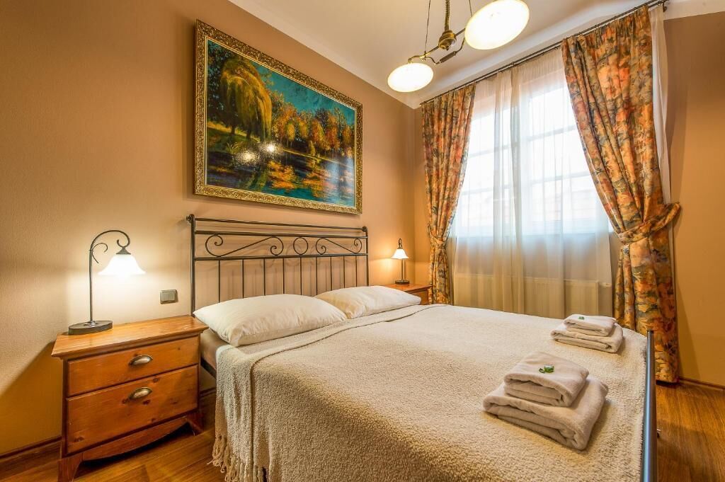 economy double room | minibar, in-room safe, desk, iron/ironing board