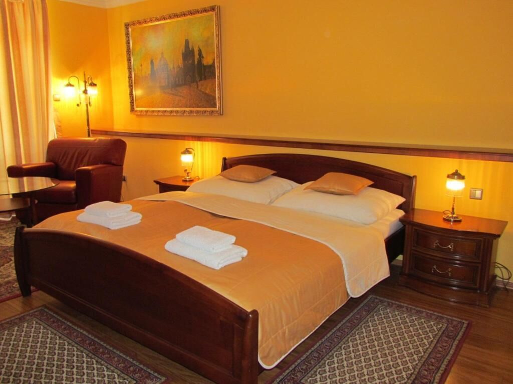 standard double room | minibar, in-room safe, desk, iron/ironing board