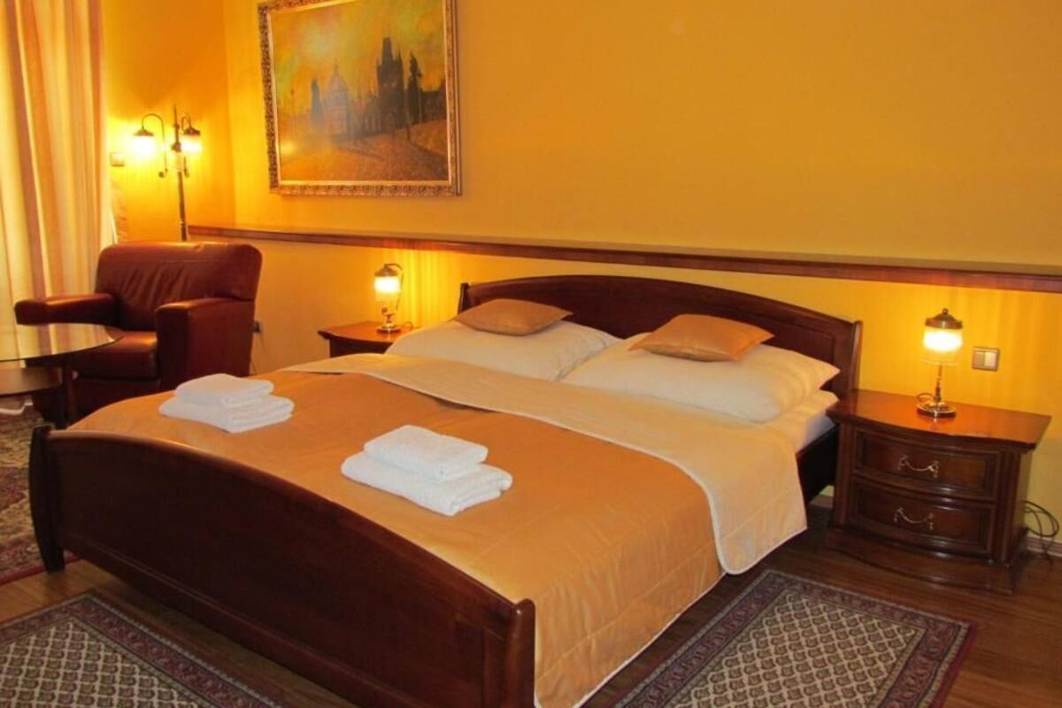 standard double room | minibar, in-room safe, desk, iron/ironing board