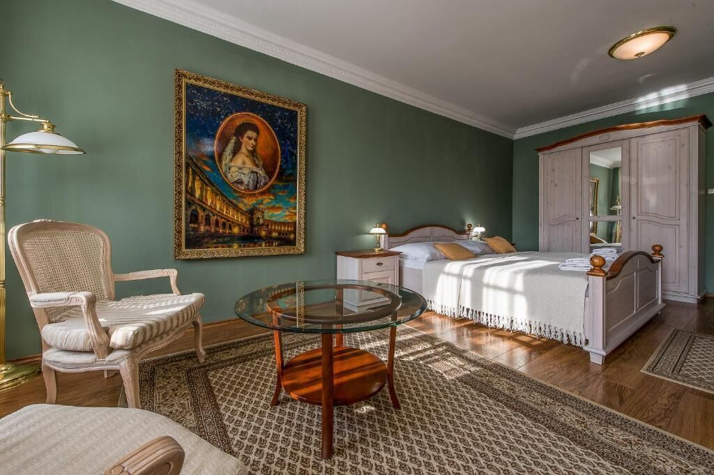 Standard Double Room | Minibar, in-room safe, desk, iron/ironing board