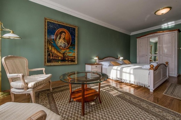 Standard Double Room | Minibar, in-room safe, desk, iron/ironing board