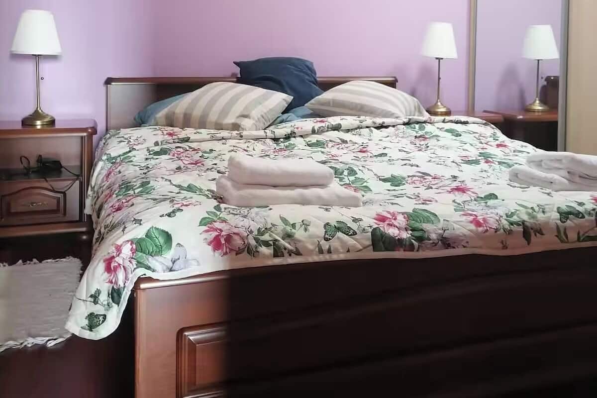 Appartement, bijgebouw | Een minibar, een kluis op de kamer, een bureau