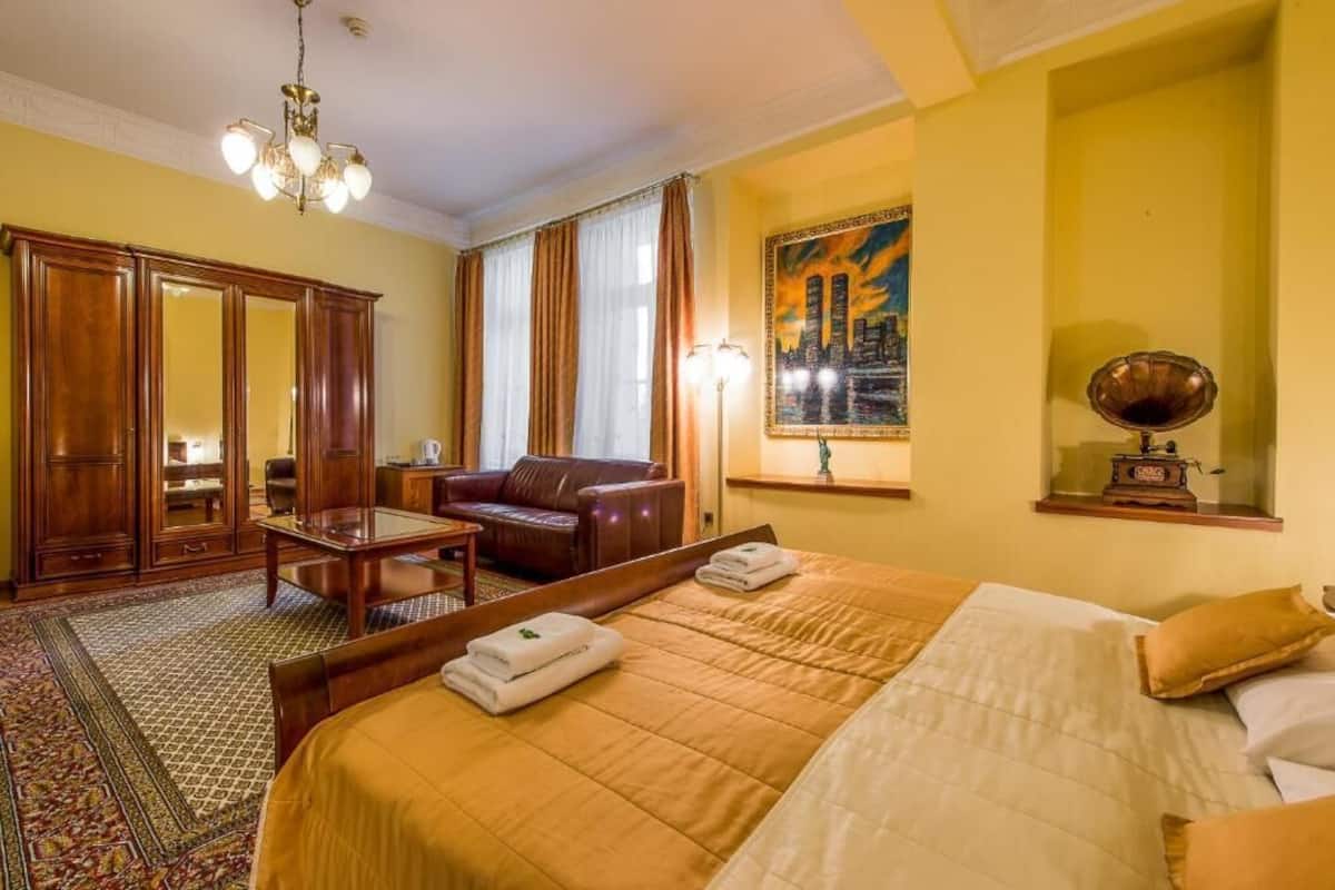 Junior suite | Een minibar, een kluis op de kamer, een bureau