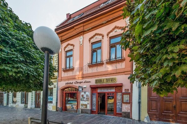A building with a sign for 'Hotel Carpe diem' and 'Double Tiffany' restaurant. - Boutique Hotel Carpe Diem (Prešov)