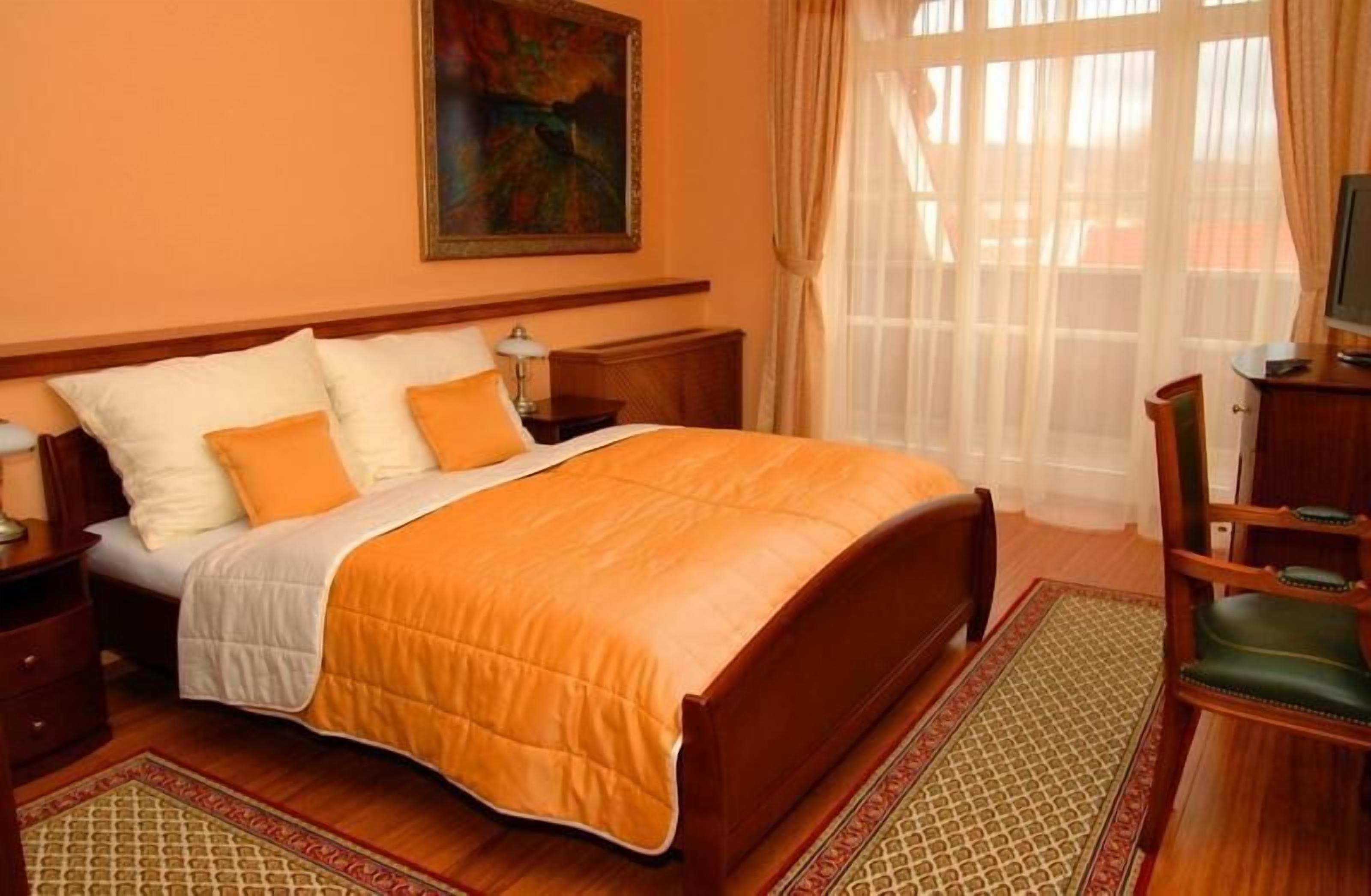 standard double room | minibar, in-room safe, desk, iron/ironing board