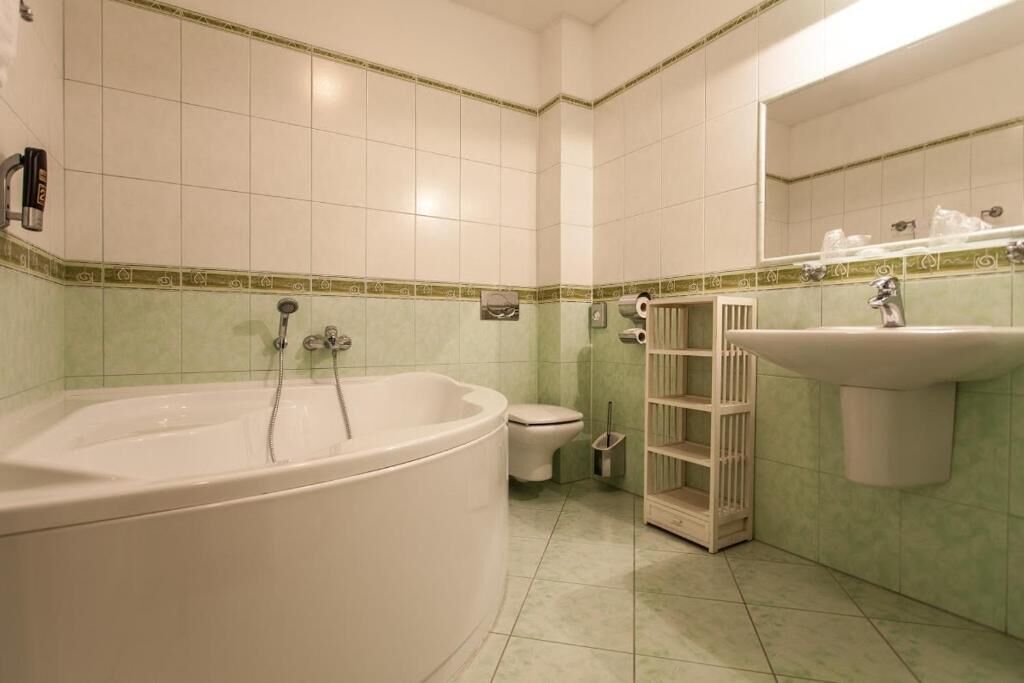 economy double room | minibar, in-room safe, desk, iron/ironing board