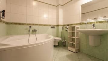 Une salle de bain avec une baignoire, des toilettes et un lavabo.