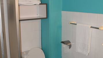 Chambre Triple Classique, salle de bains privée | Salle de bain | Douche, articles de toilette gratuits