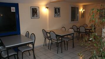 Bữa sáng buffet hàng ngày (7.70 EUR/mỗi người)