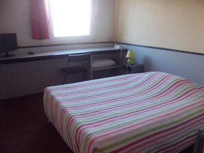 Ropa de cama de alta calidad, escritorio y sistema de insonorización 