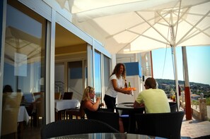 Breakfast, lunch, dinner and brunch served - Apartments De Lara (Utjeha)