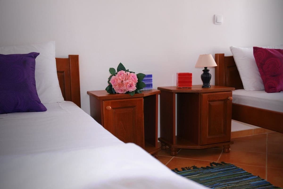 Two Bedroom Apartment with Partial Sea View, Balcony | Biancheria da letto di alta qualità, materassi Select Comfort