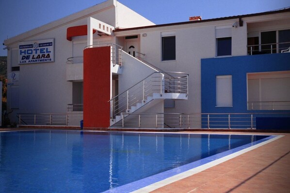 Outdoor pool, pool umbrellas, sun loungers - Apartments De Lara (Utjeha)