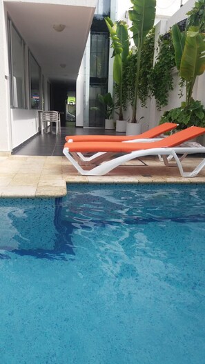 Outdoor pool, sun loungers - Hotel OR (Cartagena)