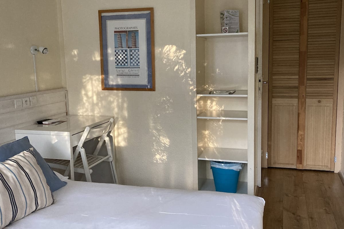 Habitación económica | 1 habitación, decoración personalizada y muebles diferentes