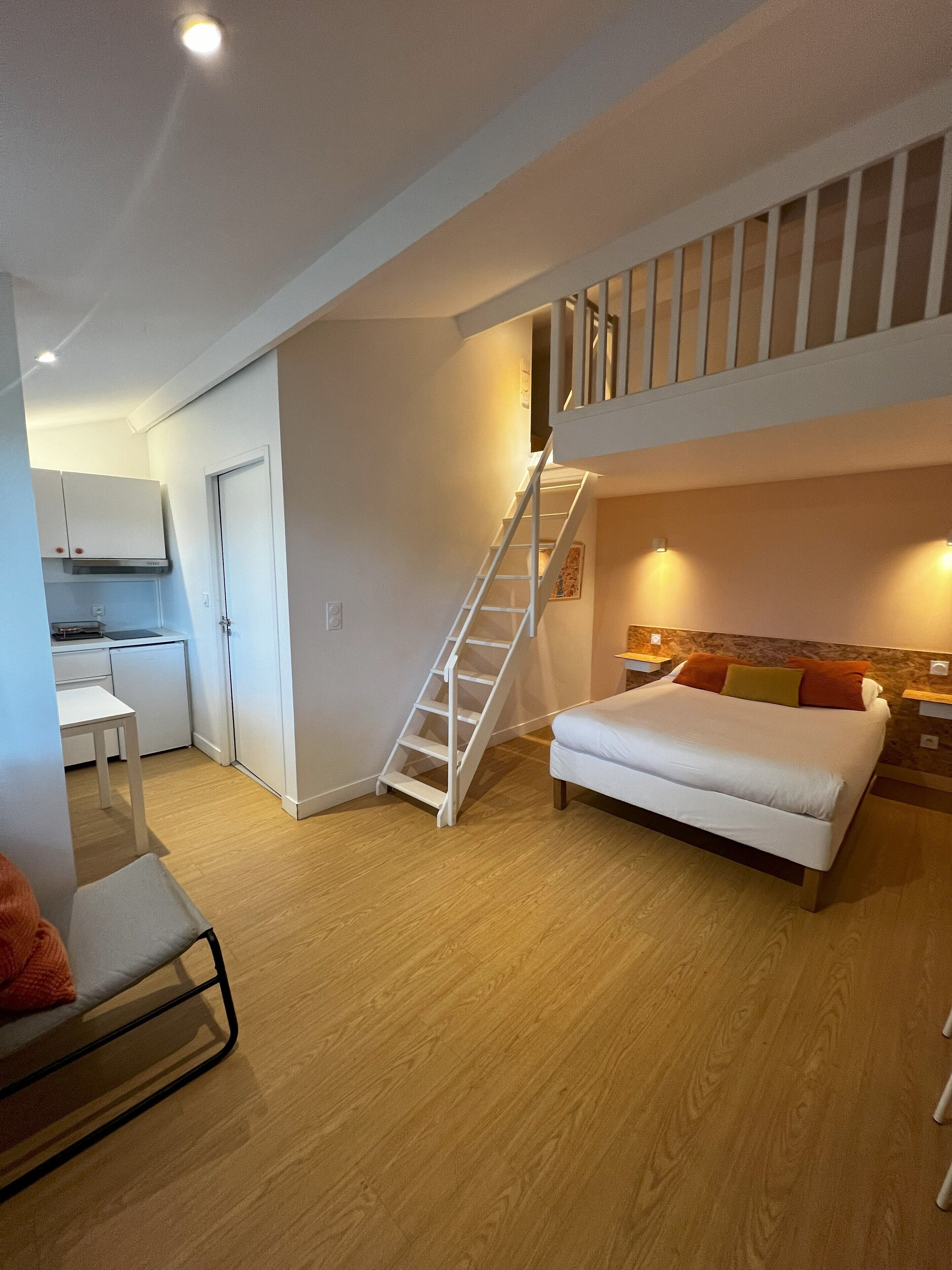 Decoración personalizada, muebles diferentes y cortinas blackout 