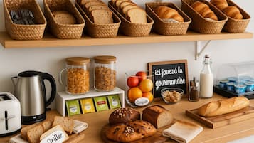 Un bufé de desayuno con panes, bollería y frutas variadas.