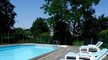 Piscine extérieure (ouverte en saison), chaises longues