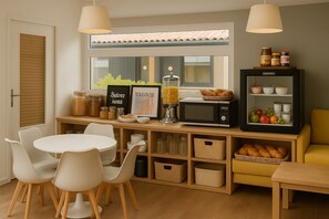 Tägliches Frühstücksbuffet (10 EUR pro Person)