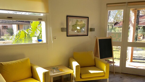 A room with yellow furniture, a framed map on the wall, and a chalkboard. - Résidence Thibaud (Toulouse)